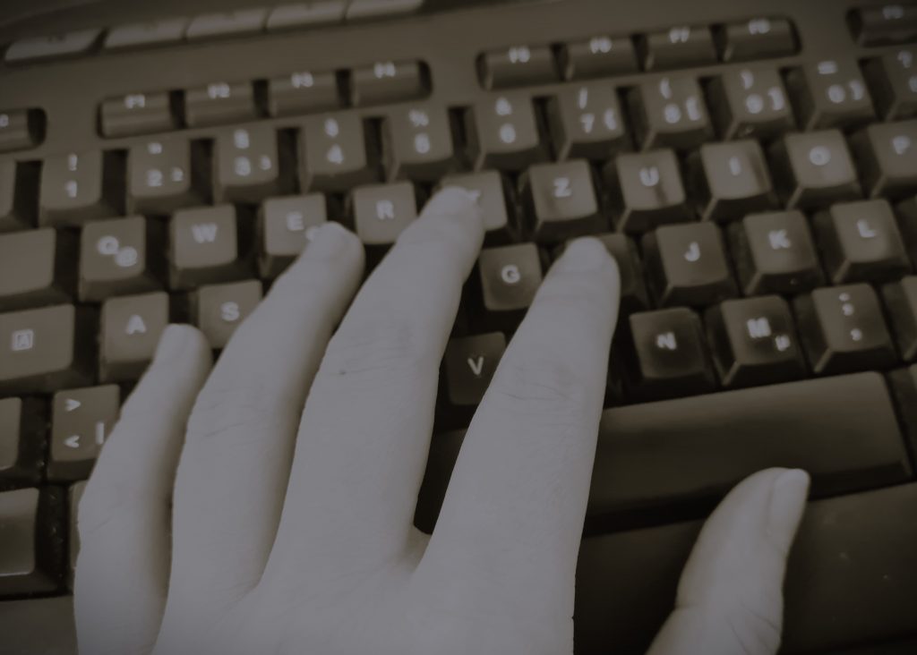 Das digital durchgeführte Plotten, veranschaulicht durch eine Hand auf einer PC-Tastatur