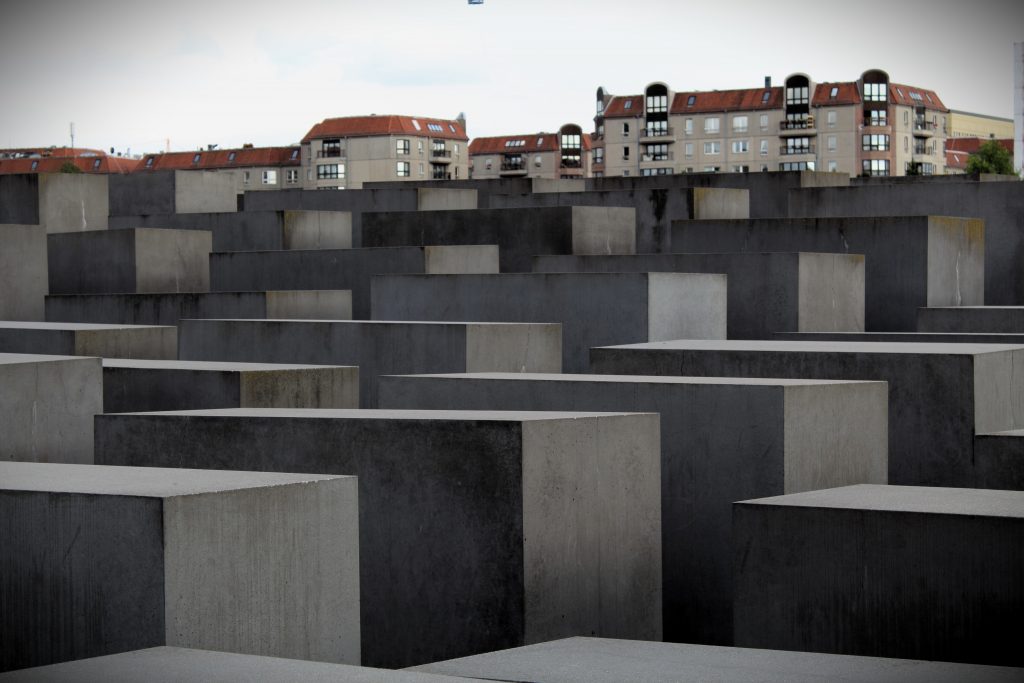 Antisemitische Narrative verbreiten sich zunehmend, weshalb das Berliner Denkmal für die ermordeten Juden Europas, kurz Holocaust-Mahnmal, zum Gedenken an die Opfer des Antisemitismus der NS-Zeit mit seinen Stelen auch daran gemahnt, diesem Trend entgegenzutreten